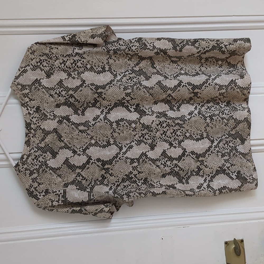 H&M Snake Print Short Sleeve Tee - Black and Cream - Picture 8 of 8